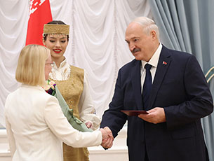 Президент Беларуси Александр Лукашенко 22 января вручил дипломы
